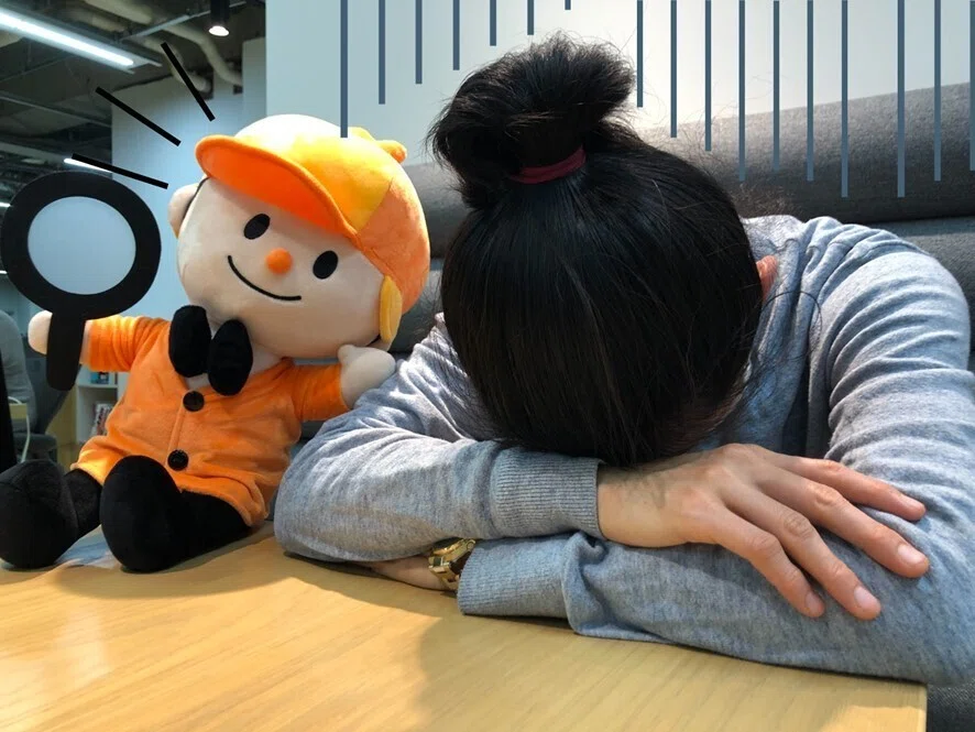 情報審査のひとがうなだれているところをホームズくんが慰めている画像