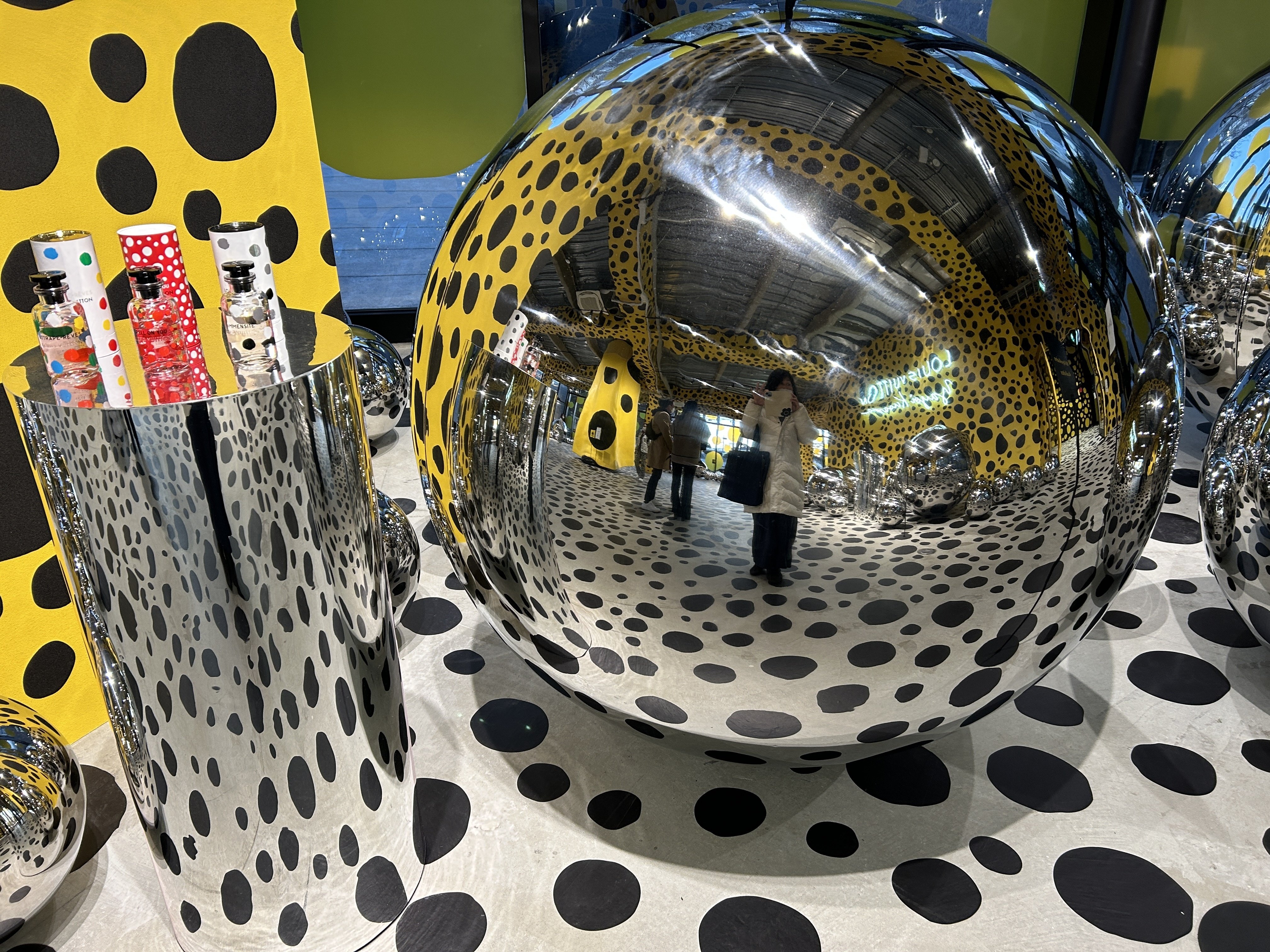 原宿💛ルイヴィトン×草間彌生の限定ストア｜しもまゆ@note講師🍀思考