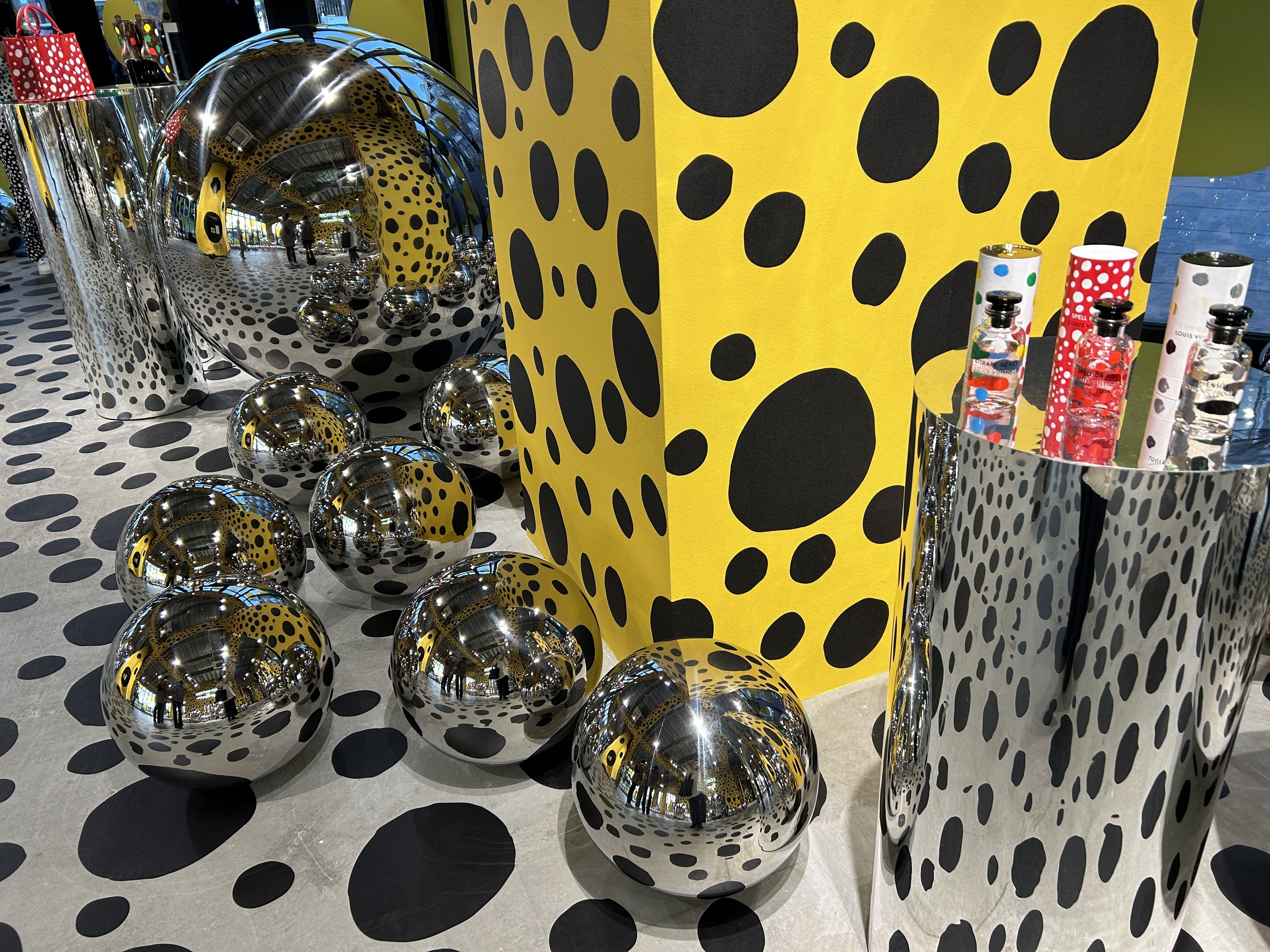 原宿💛ルイヴィトン×草間彌生の限定ストア｜しもまゆ@note講師🍀思考