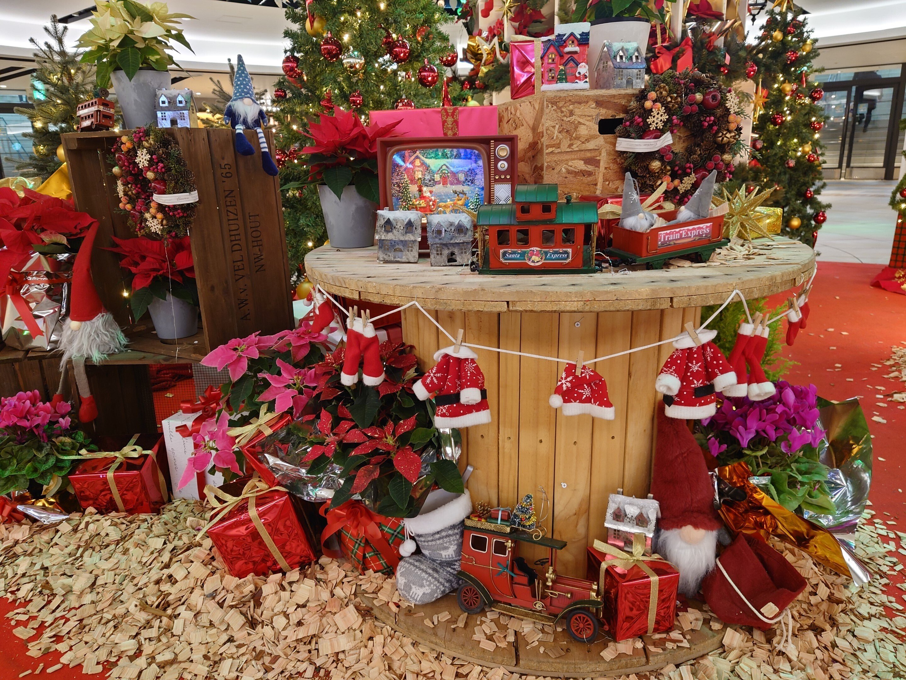 クリスマス❣️トレインに乗った編みぐるみサンタ、トナカイ、ツリー