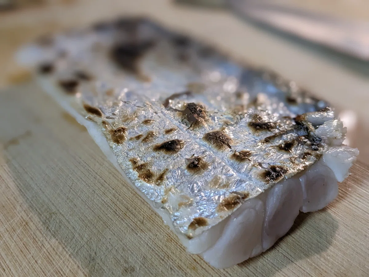 「焼」のうま味と「生」の食感を同時に味わう「太刀魚炙り刺し」|MASAMI@夜ごはんの話