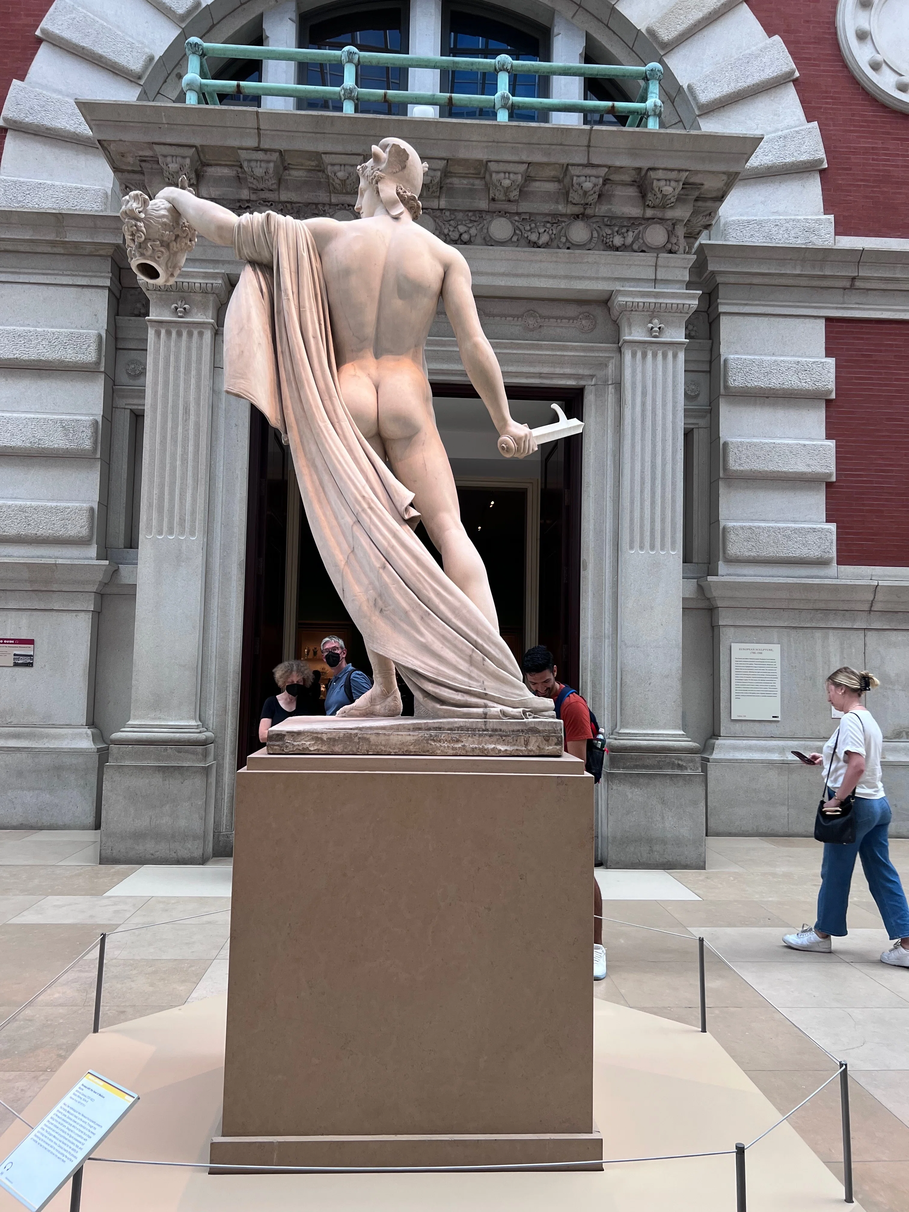 Have you ever seen the back of the famous Perseus statue?｜マツの