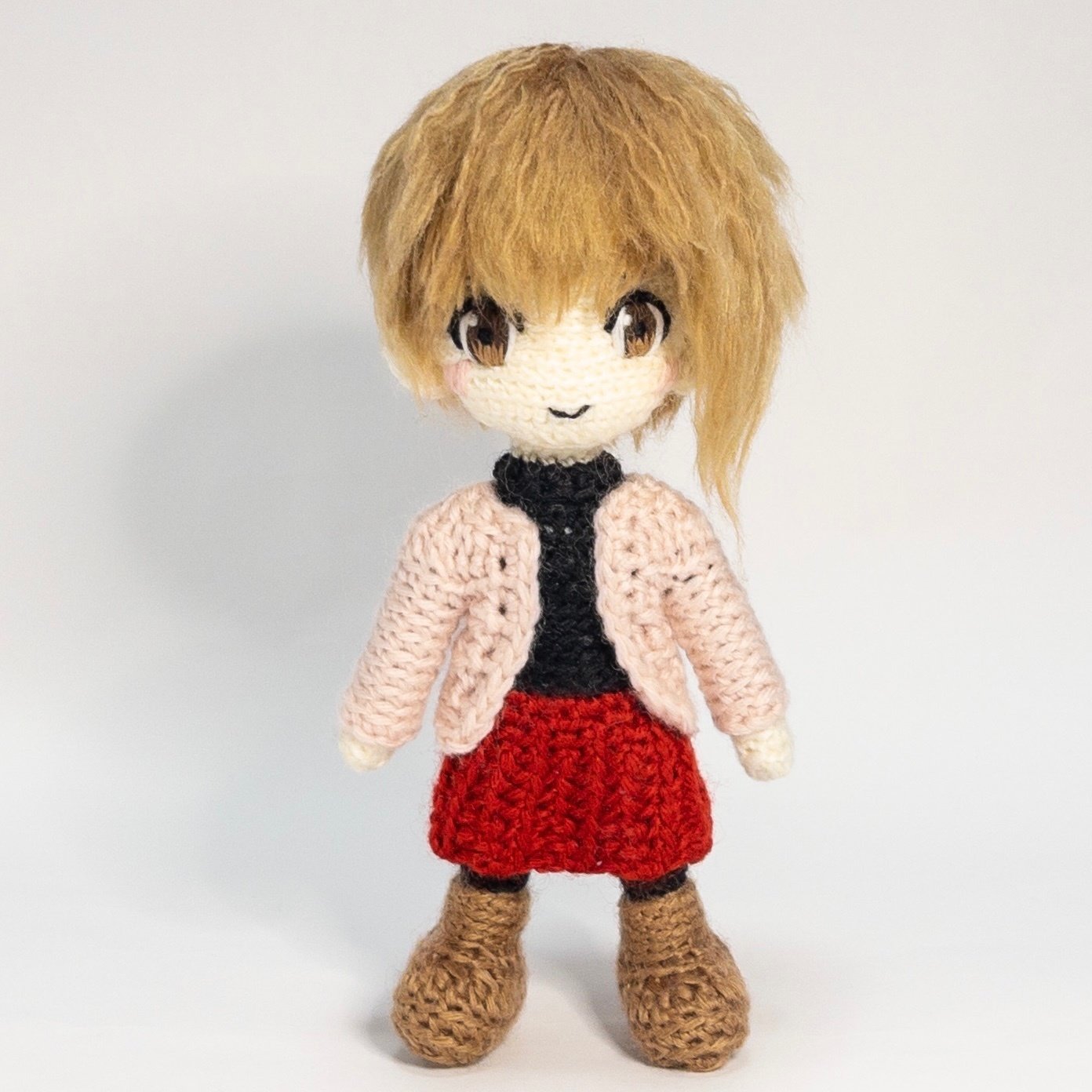 自立するヒトガタあみぐるみ人形の制作工程｜ker