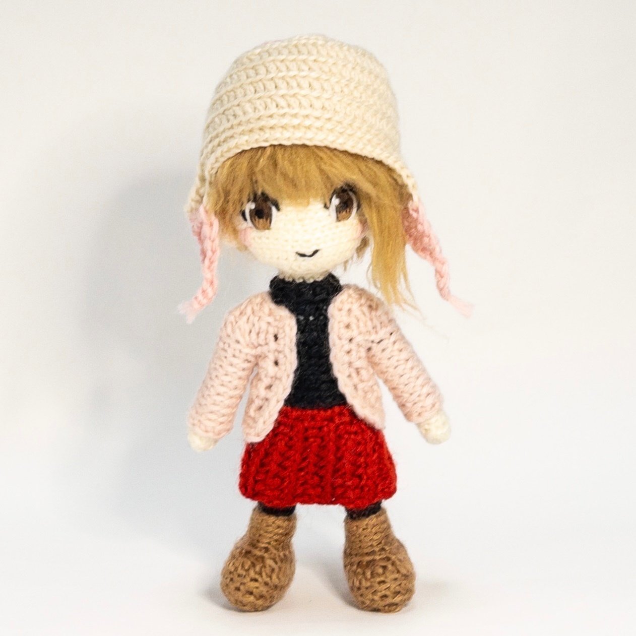 自立するヒトガタあみぐるみ人形の制作工程｜ker