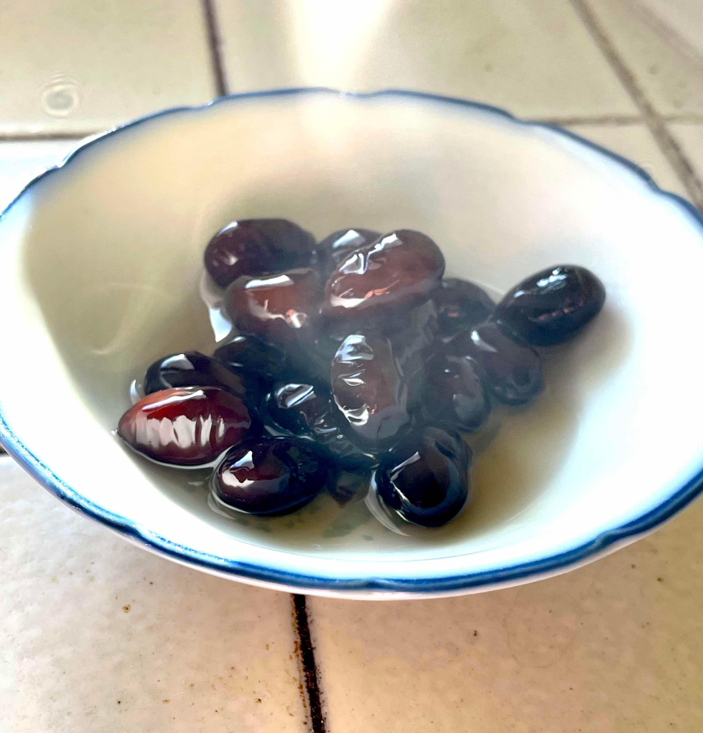 待ちきれない黒豆｜ピエモンテのしあわせマダミン