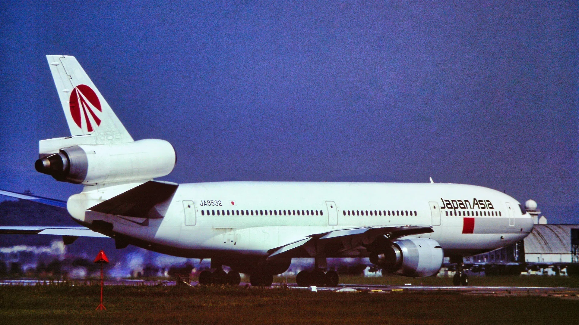 DC-10｜ただのフォトグラファーでは終わらない | 航空写真家 深澤 明