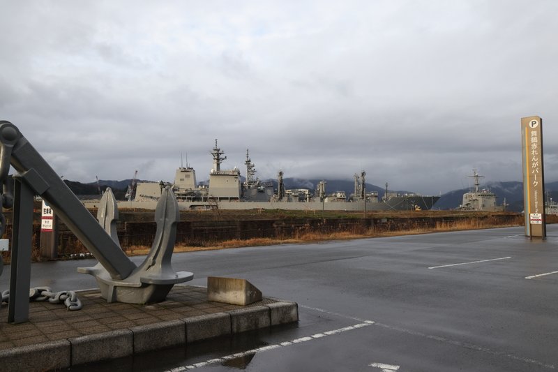 舞鶴赤レンガパークは、海上自衛隊のすぐ隣にあります。駐車場から護衛艦が見えます。