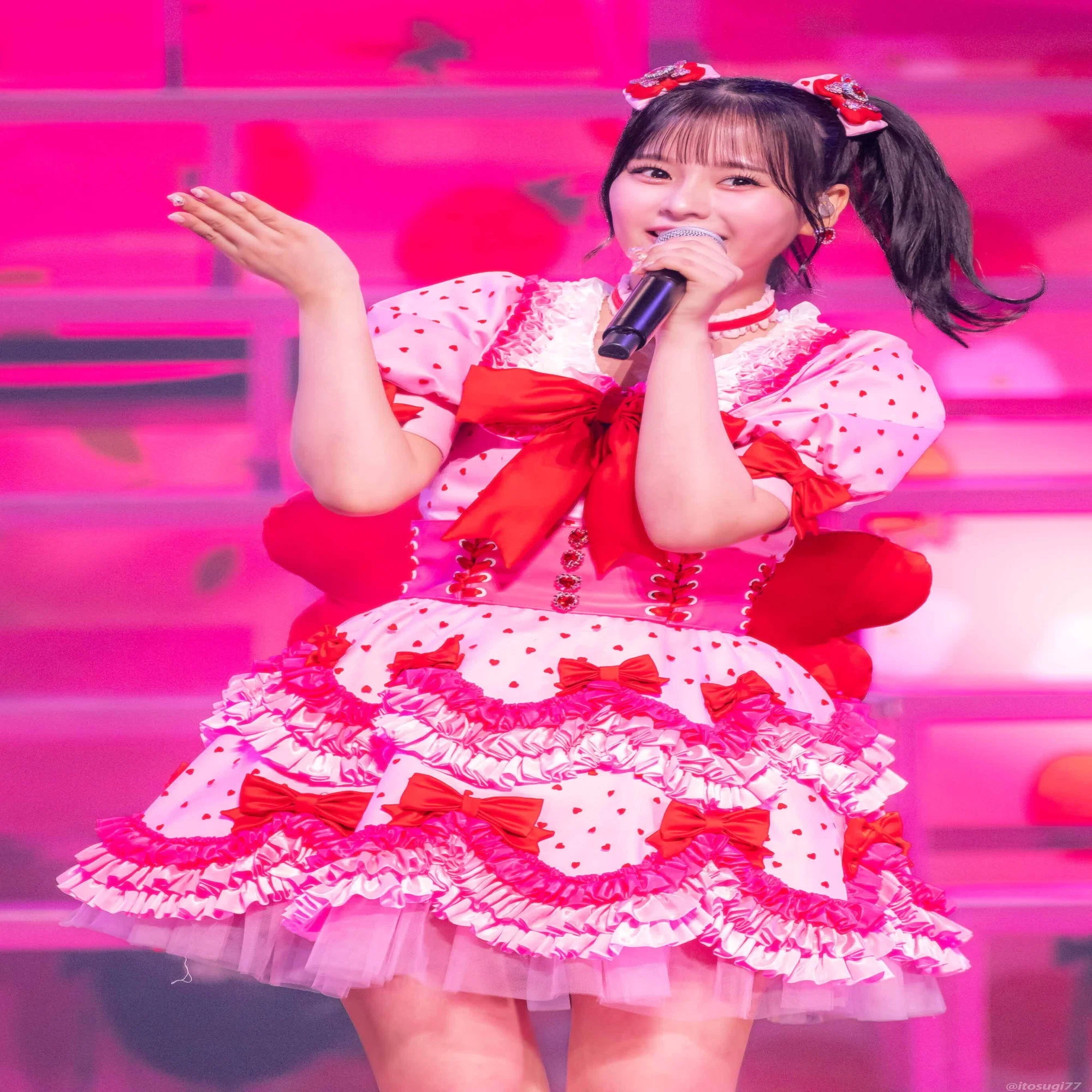 天性のアイドル齊藤なぎさと卒業ドレス｜茅野しのぶ