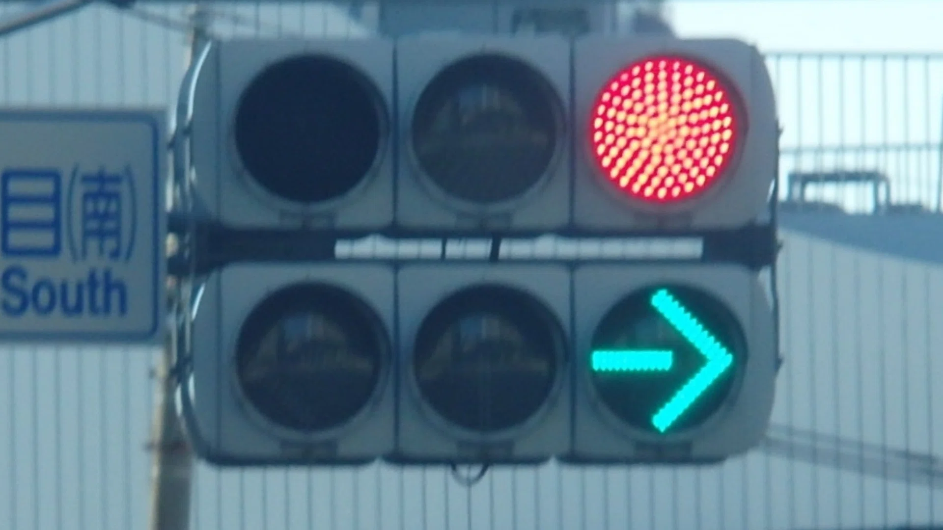 青だけ目隠しの信号電材薄型面拡散ユニット親子灯器 in さいたま市大宮