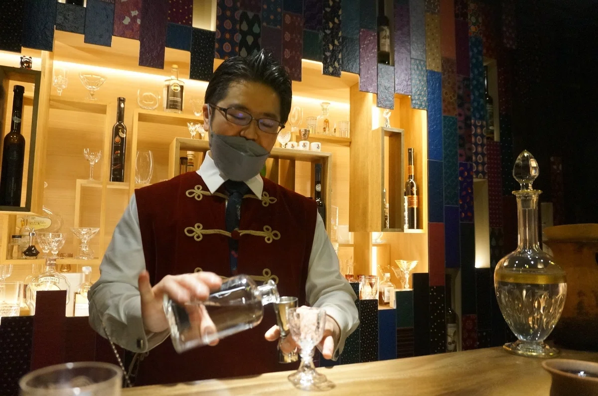 飲む香水】ハンガリーのフルーツ酒「パーリンカ」を体験 Bar Pálinka 