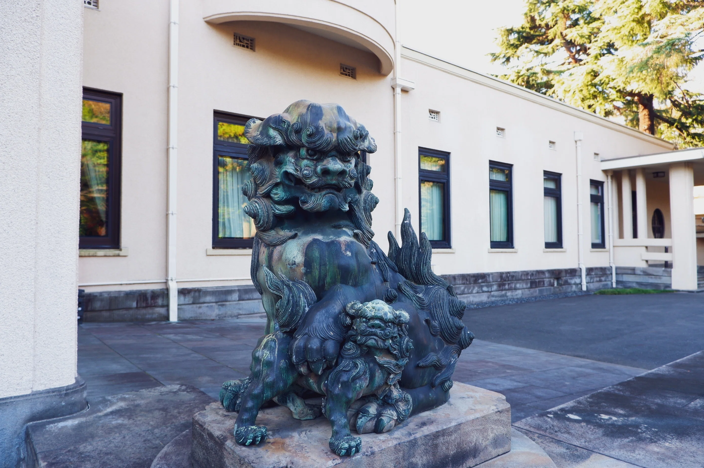 彫刻　建築装飾　美術　芸術作品 庭園の緑とモダンの午後。東京都庭園美術館｜さつま瑠璃 / Ruri Satsuma