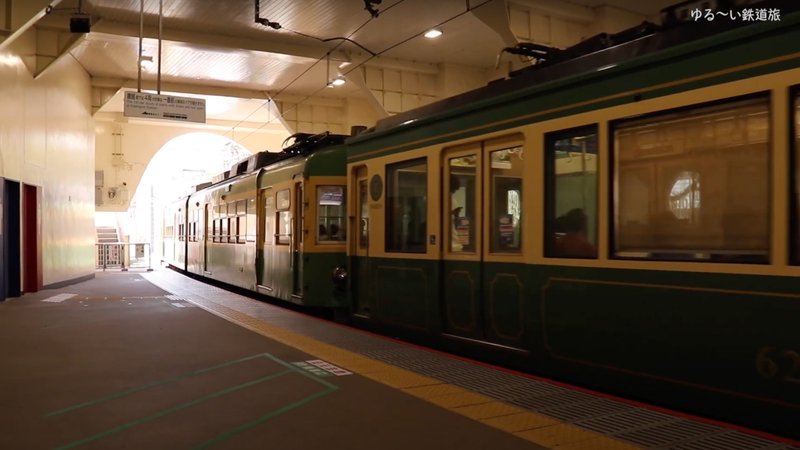 藤沢駅を出発する江ノ電の写真