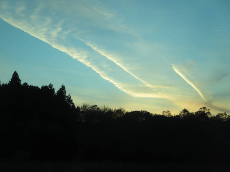 羽のような雲が夕陽に照らされて　（2018.11.25 撮影）