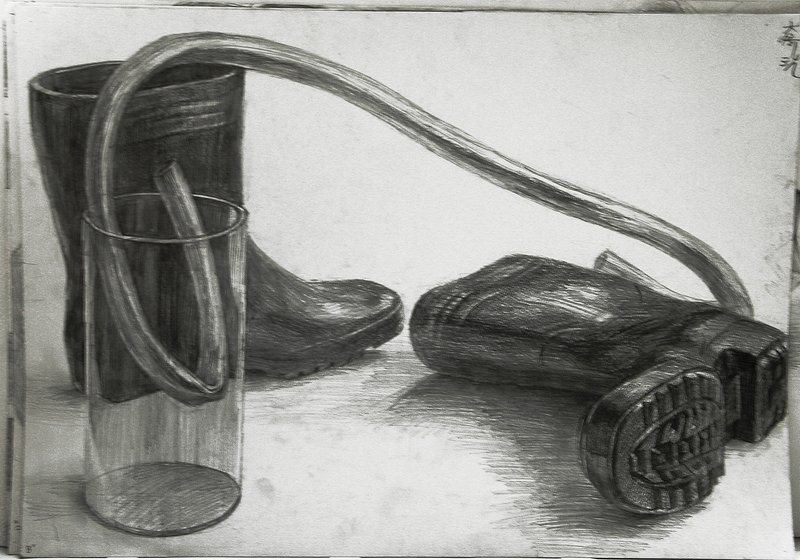 画像：デッサンの作例：ゴム長靴とホースと透明な円柱が並ぶ。デッサンの右上に「大﨑　3h」とメモ書きがある。