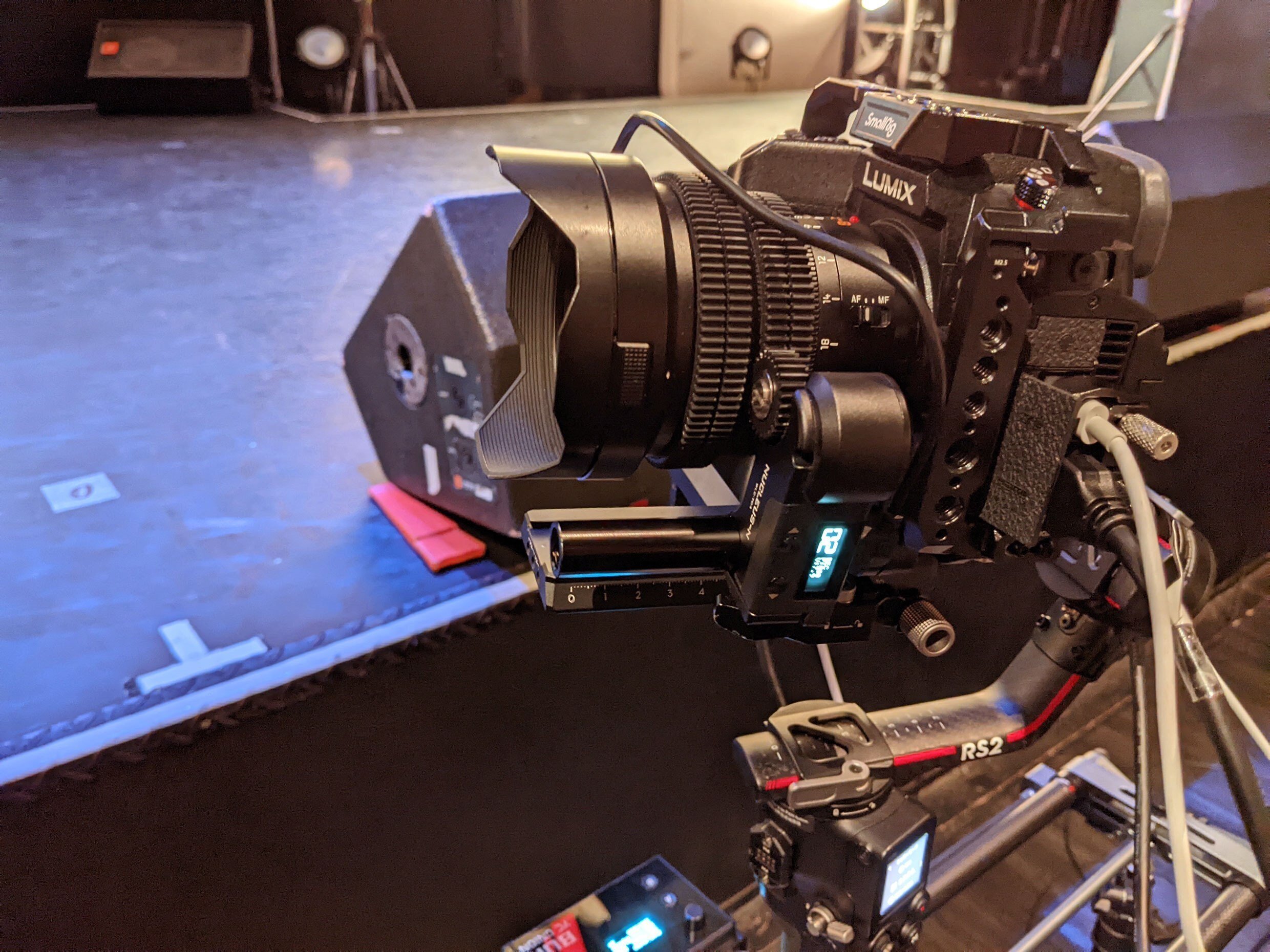 既存のビデオカメラやミラーレスカメラをリモートPTZカメラにする