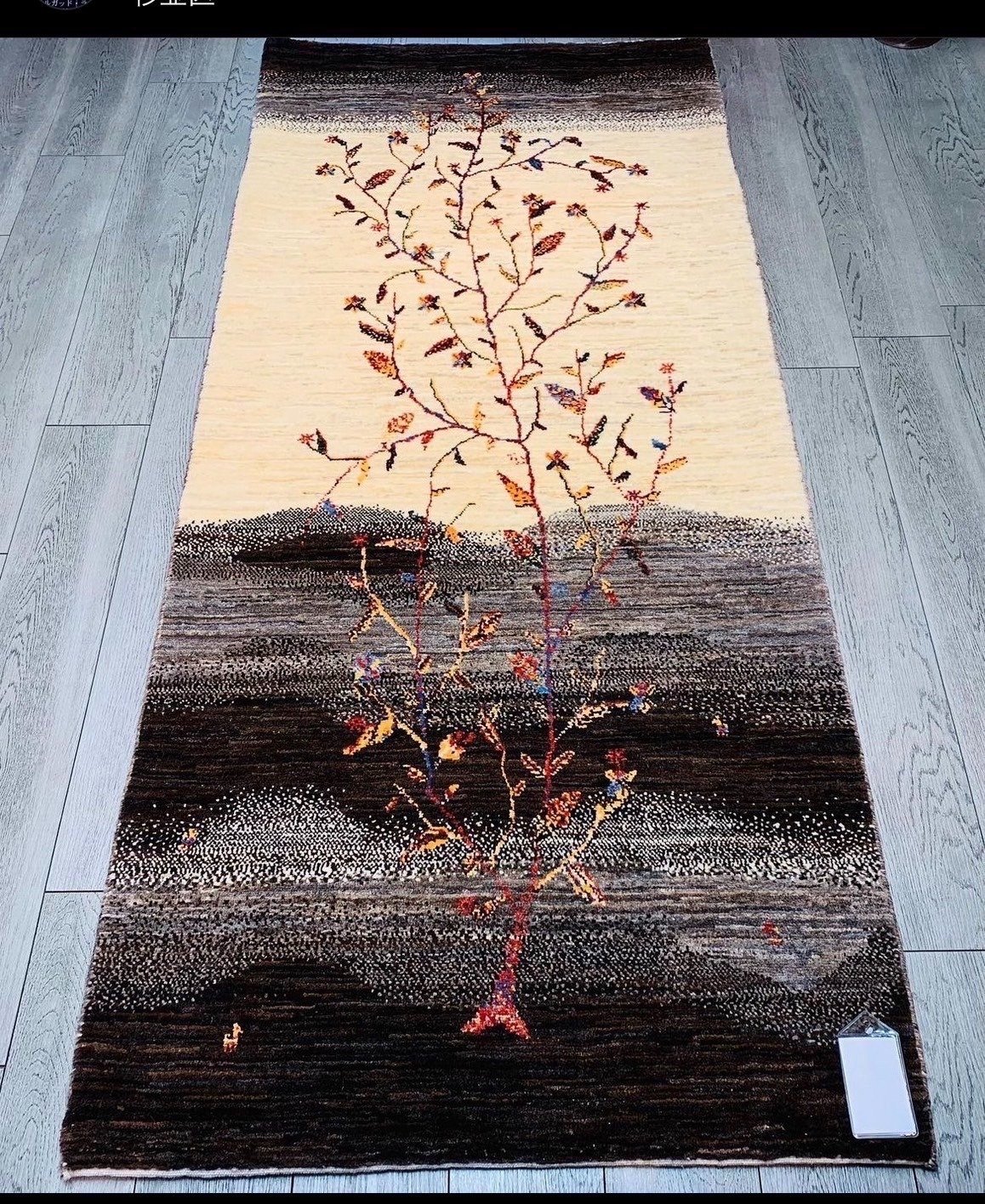 シルク 手織り絨毯 40×60cm 生命の樹文様 NEW 大胆な「生命の樹」文様が優美なクム産シルク絨毯。多くの花