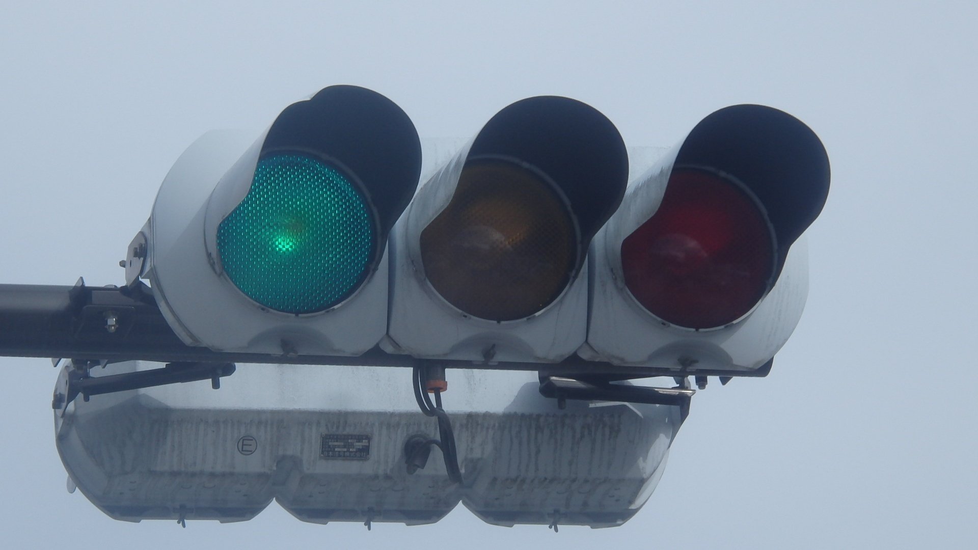 信号機 本物 レンズ 今市-16】美化柱に設置された通常色の日信厚型ブツブツレンズ・日信六