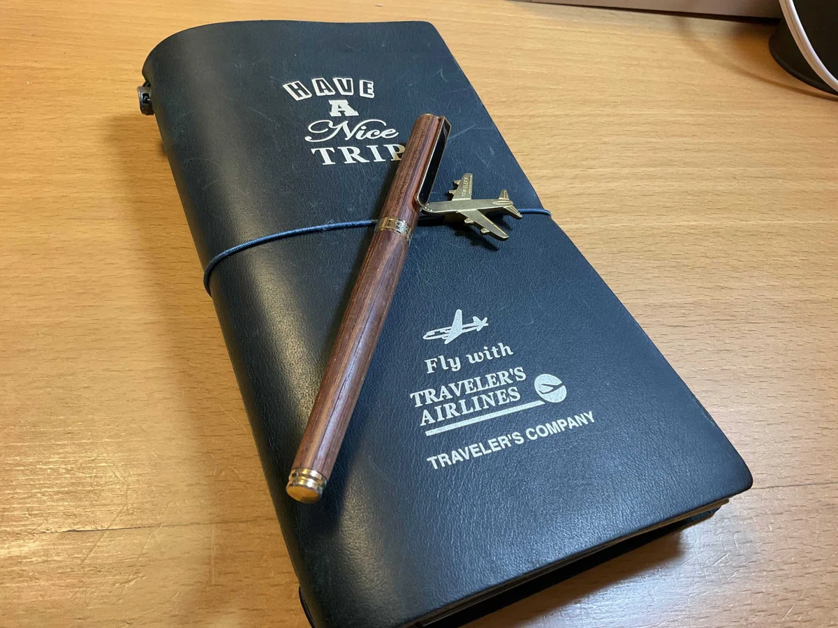 新品 トラベラーズノート プラダ レギュラーサイズ 黒 狭く