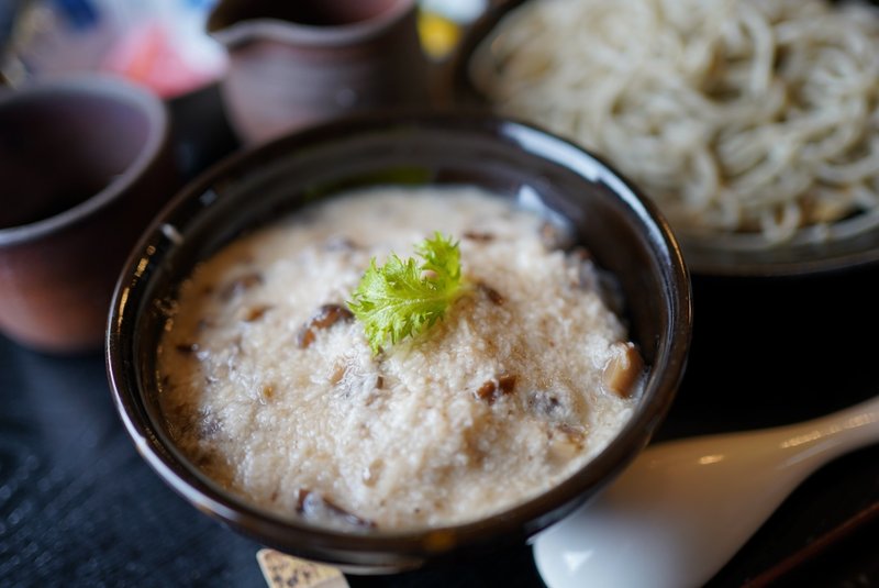 高千穂の気候と水で育まれたお米を使用したとろろご飯