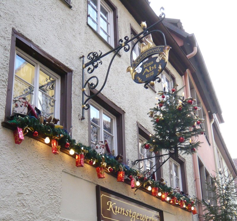 以前ドイツを旅していた時、素敵な看板をたくさん見つけました。何のお店か覚えていないけれど、とってもオシャレな看板です。クリスマスシーズンだったので、ツリーも飾られていました🎄