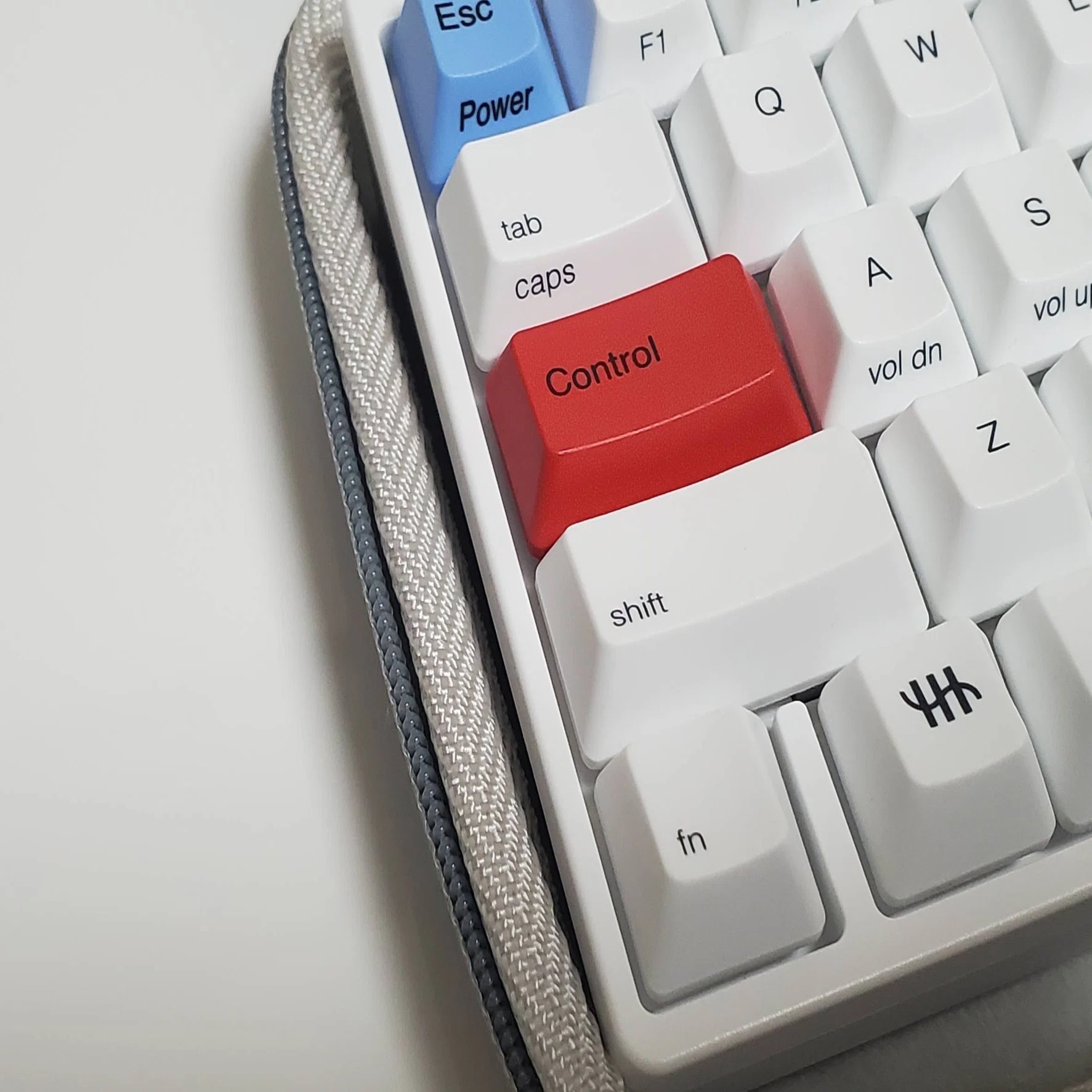 HHKBを収納できるキーボードケース。持ち運びだけでなく、普段のホコリ 