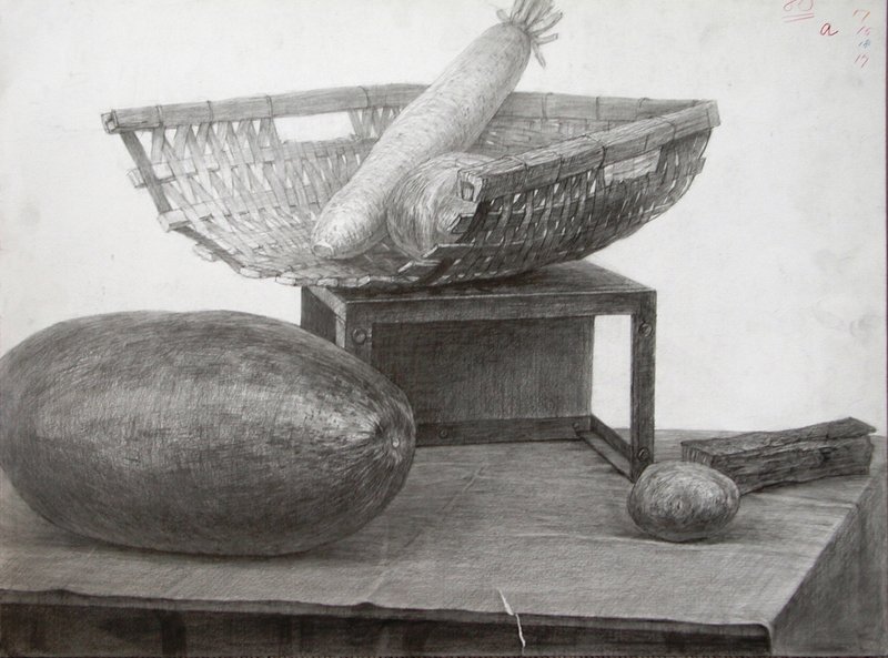 画像：デッサンの作例。鉛筆での静物デッサン。冬瓜・ジャガイモ・木片・台の上に載ったカゴ・大根・キャベツが並ぶ。