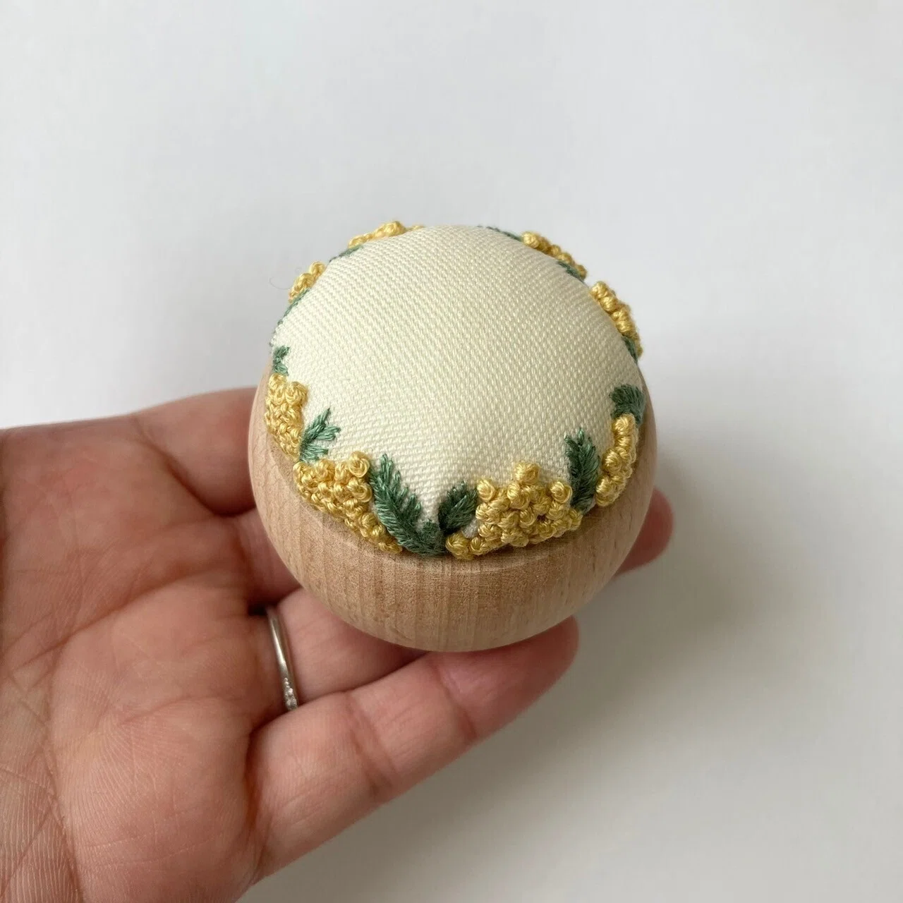 ミモザのピンクッション再販のお知らせ｜はなこまち/刺繍作家