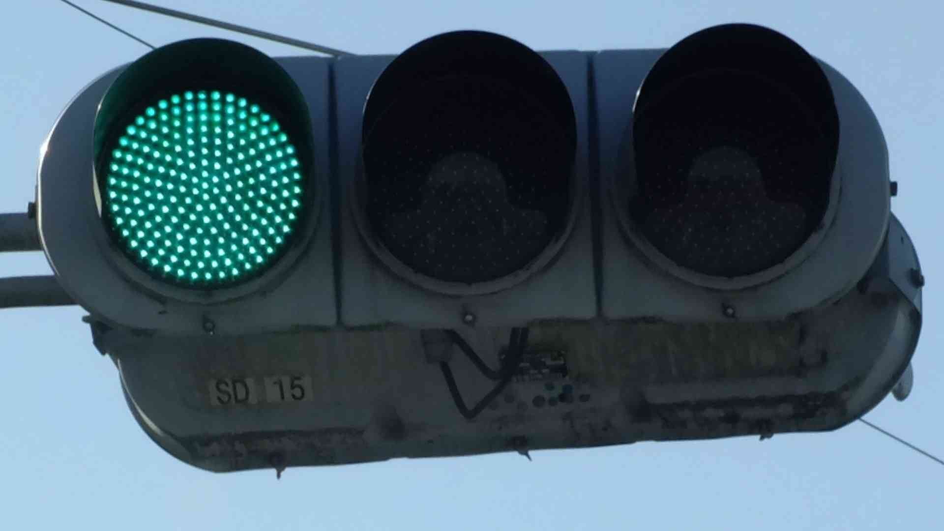 深谷市畠山 重忠公園(入口)交差点にある信号電材厚型LEDと多眼レンズ歩