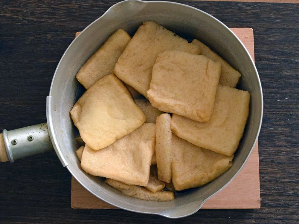 ほっと落ち着く味。甘辛ふっくらジューシーでもっちもちな「きつね餅