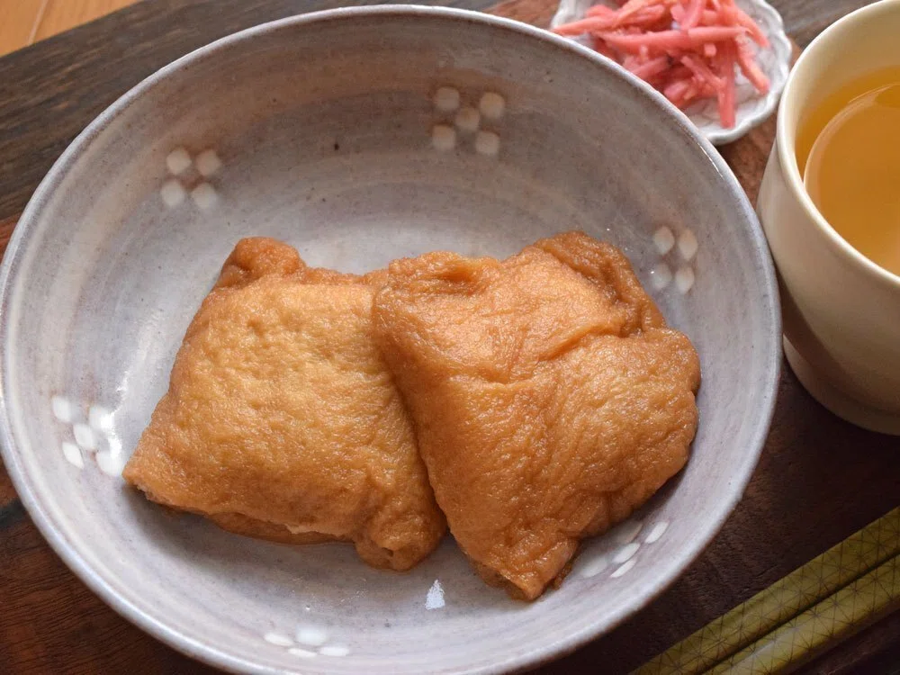ほっと落ち着く味。甘辛ふっくらジューシーでもっちもちな「きつね餅