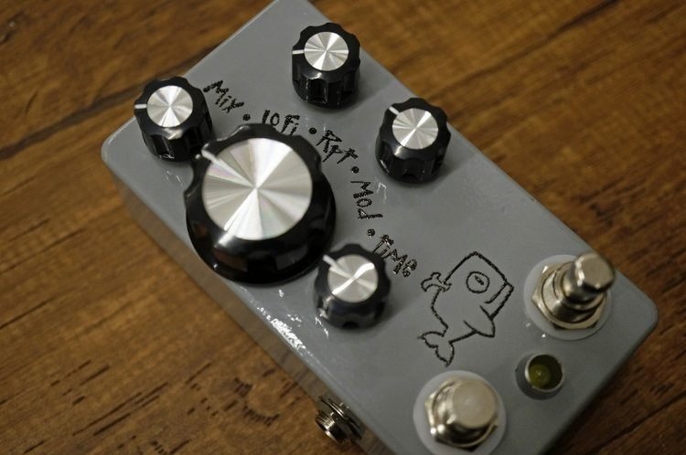 2399ディレイをテープエコートーンに。ディレイチップの限界に挑戦した