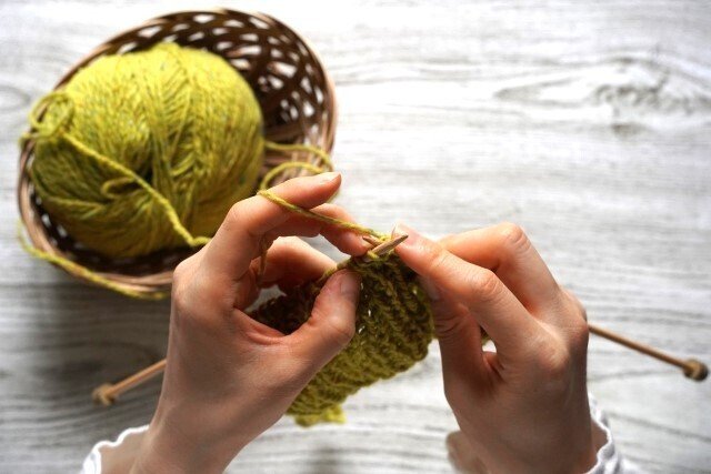 編み物をしてる手元の写真