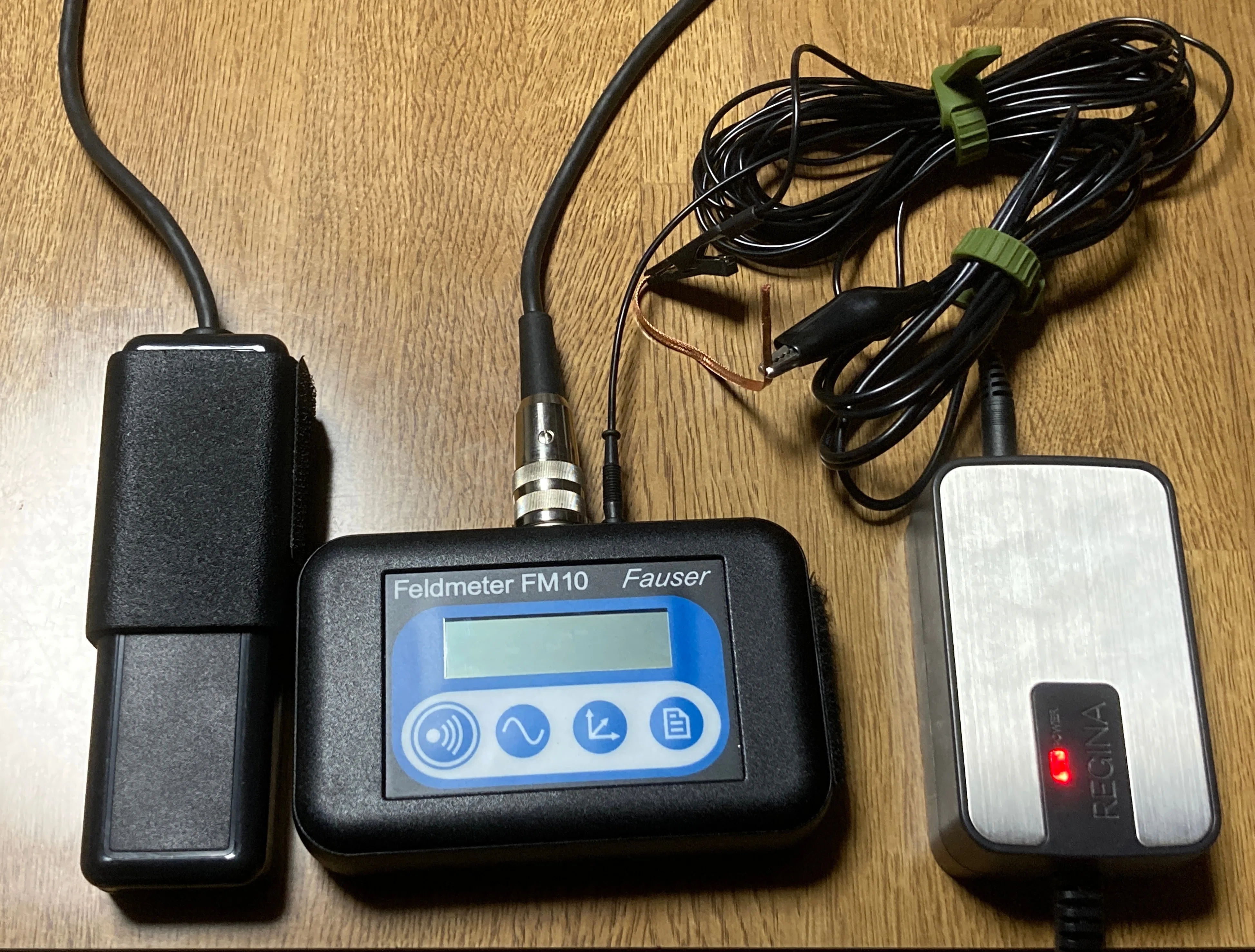 電磁波測定器（ファウザー社フィールドメーター FM-10型）のアース接続 