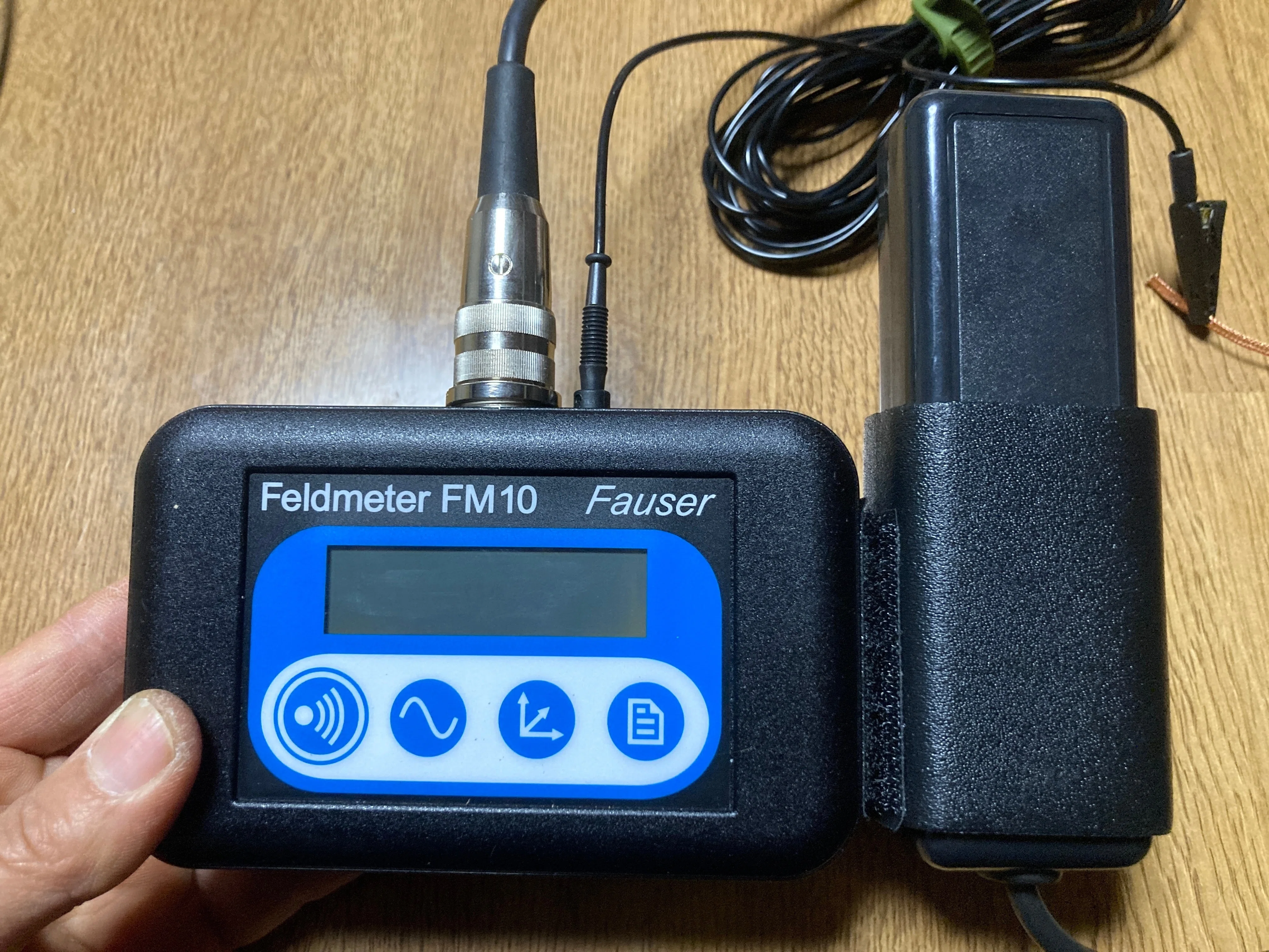 電磁波測定器（ファウザー社フィールドメーター FM-10型）のアース接続 