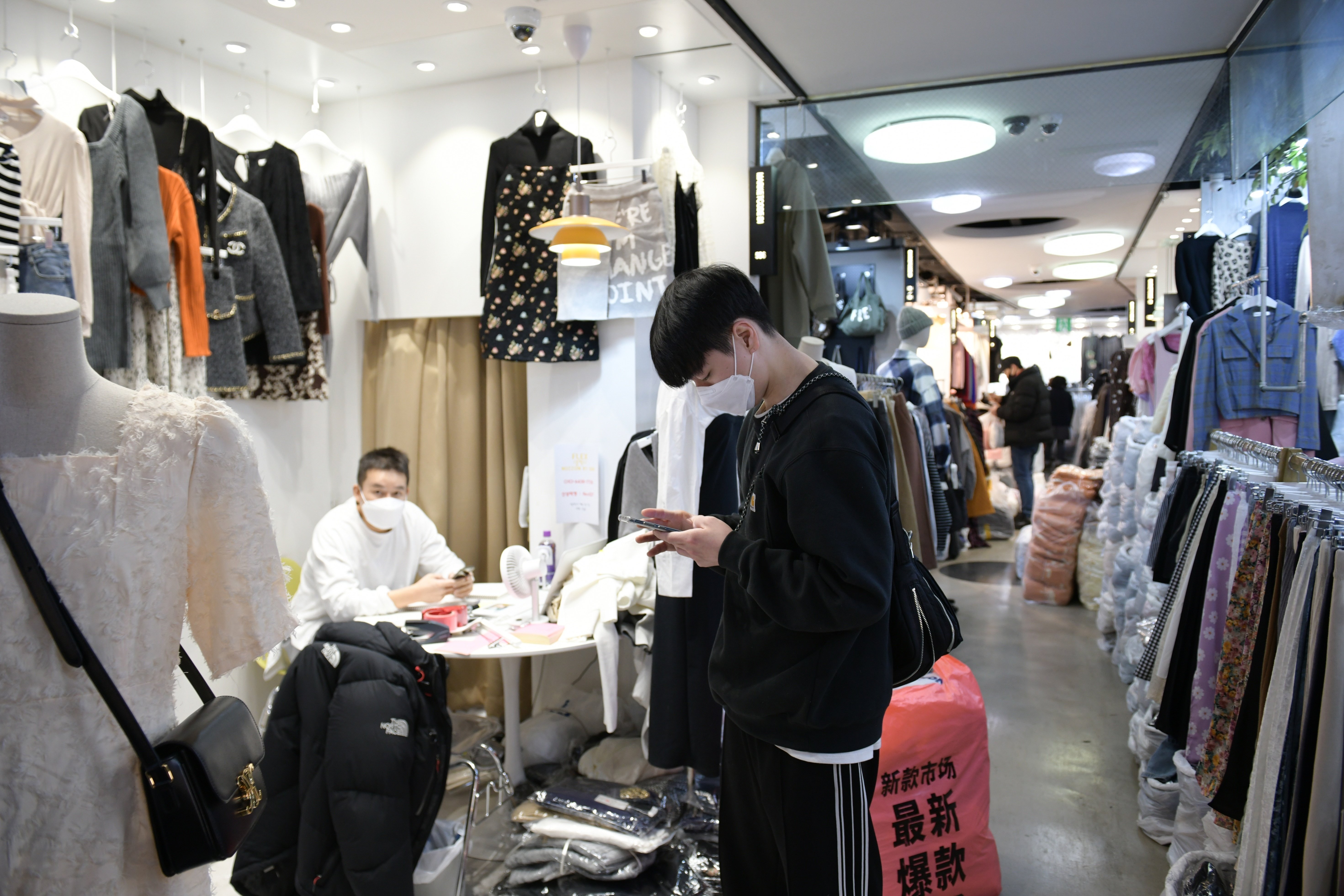 🛍韓国最大の衣類市場、東大門市場での仕入れ現場をご紹介します