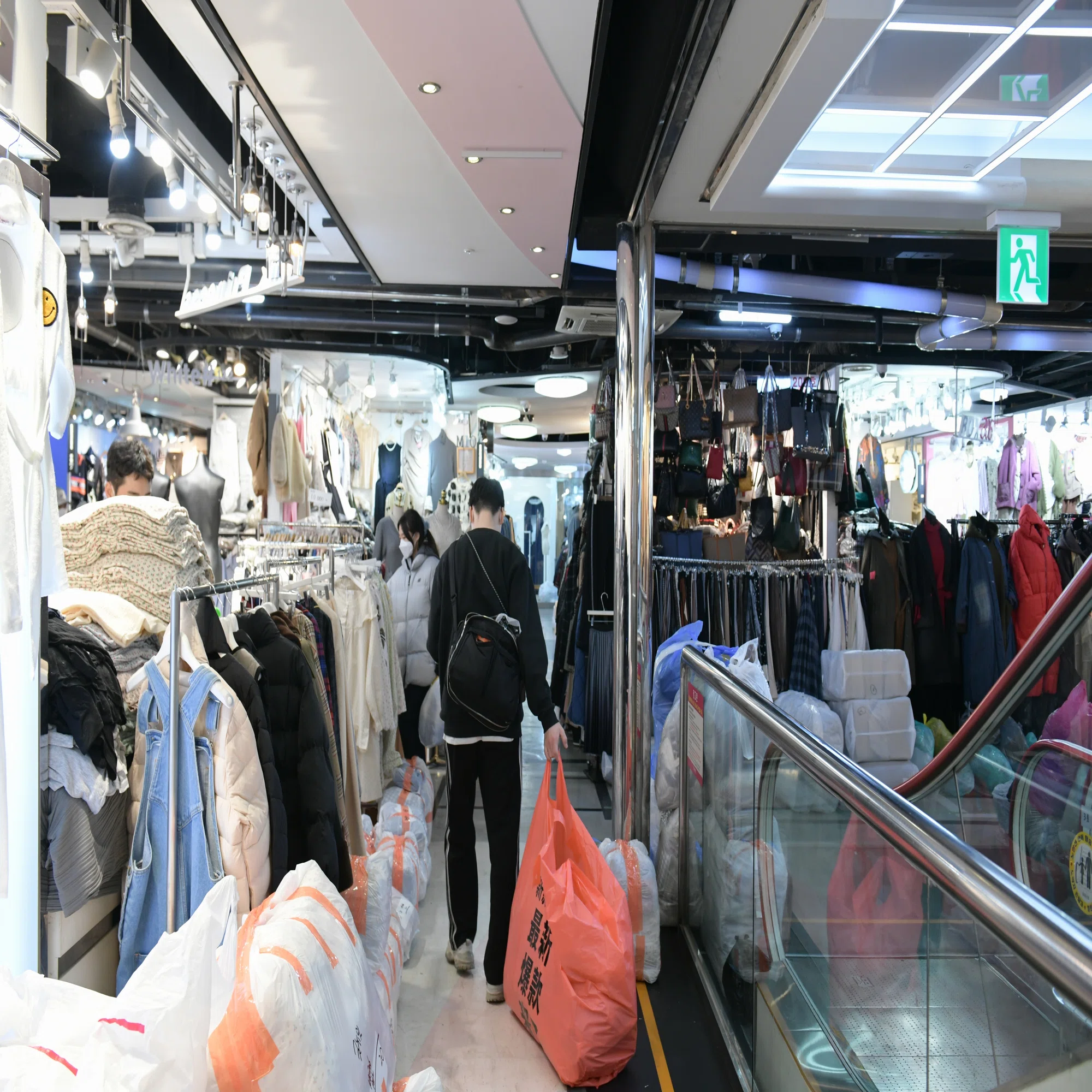 ?韓国最大の衣類市場、東大門市場での仕入れ現場をご紹介します 
