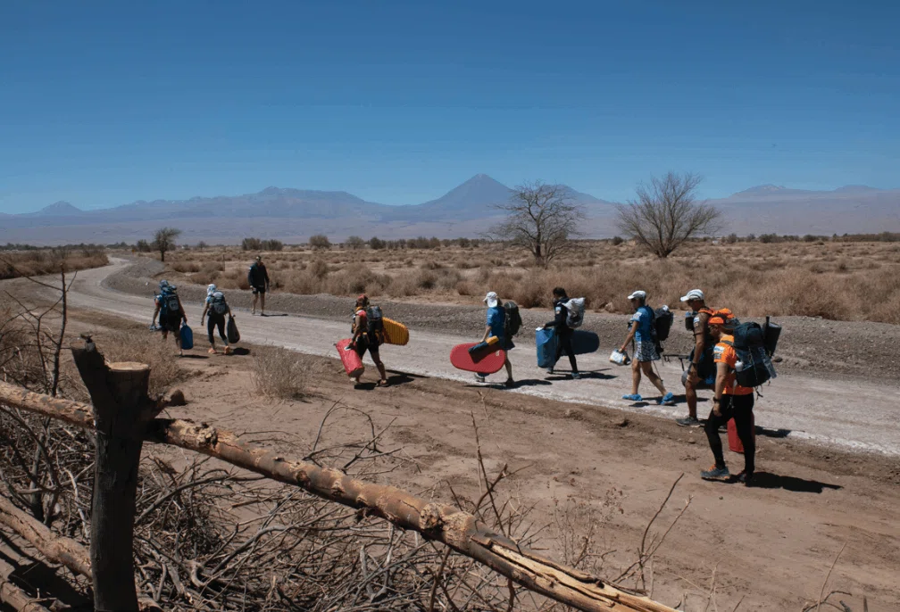 キャンプ地への民族大移動 1(Photo Credit: Racing The Planet)