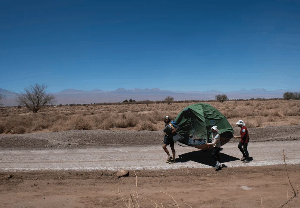 キャンプ地への民族大移動 2、テント持参移動(Photo Credit: Racing The Planet)