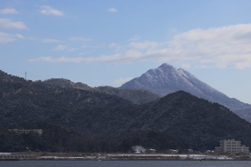 薄く雪化粧した青葉山。見る場所が変わると、山の雰囲気が変わります。