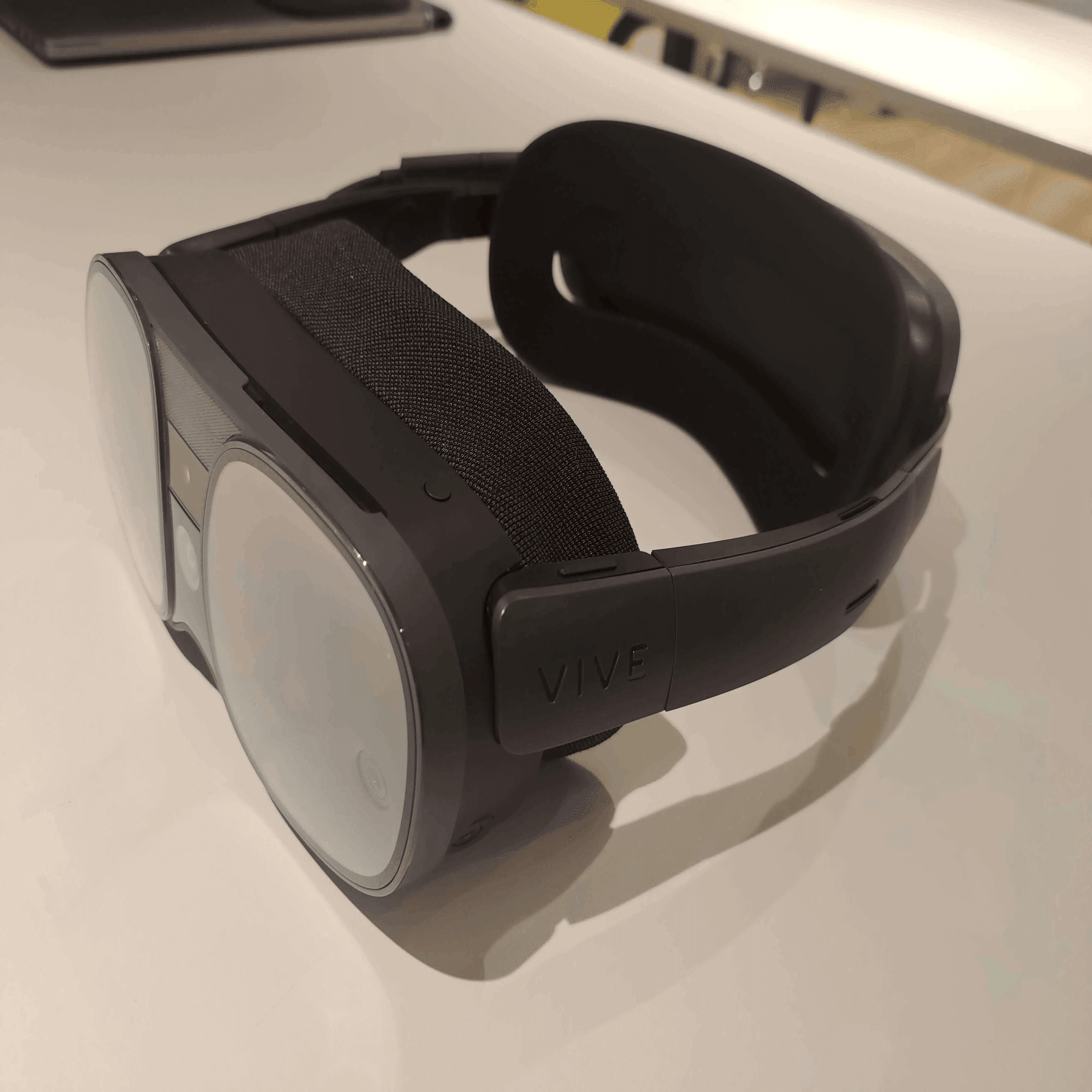 メガネ感覚の新型VRゴーグル「VIVE XR Elite」メタバース原住民が
