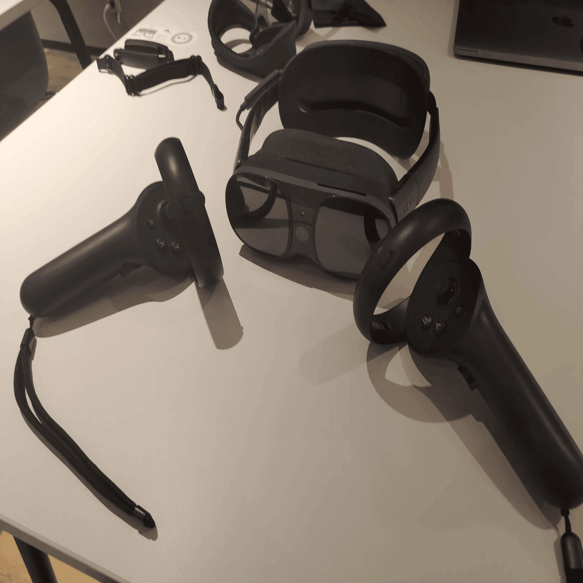 メガネ感覚の新型VRゴーグル「VIVE XR Elite」メタバース原住民が