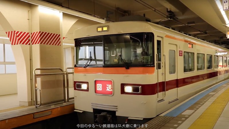 浅草駅に入線する車両の写真