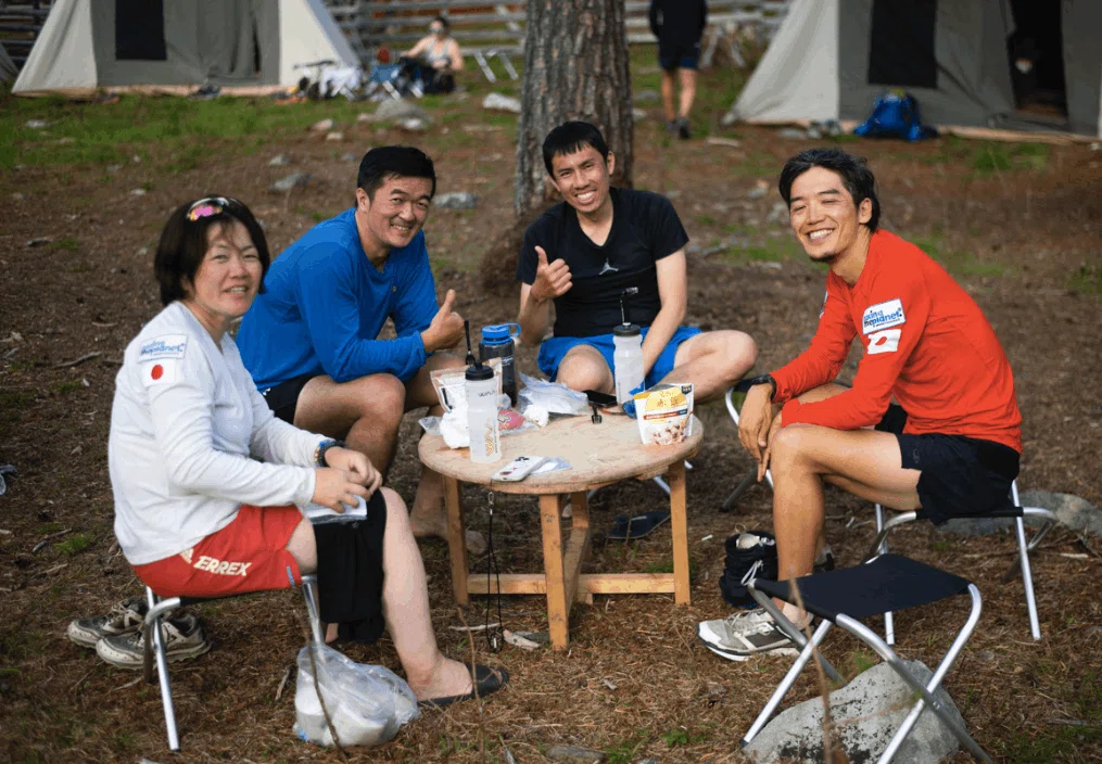 仲間とワイワイ(Photo Credit: Racing The Planet)