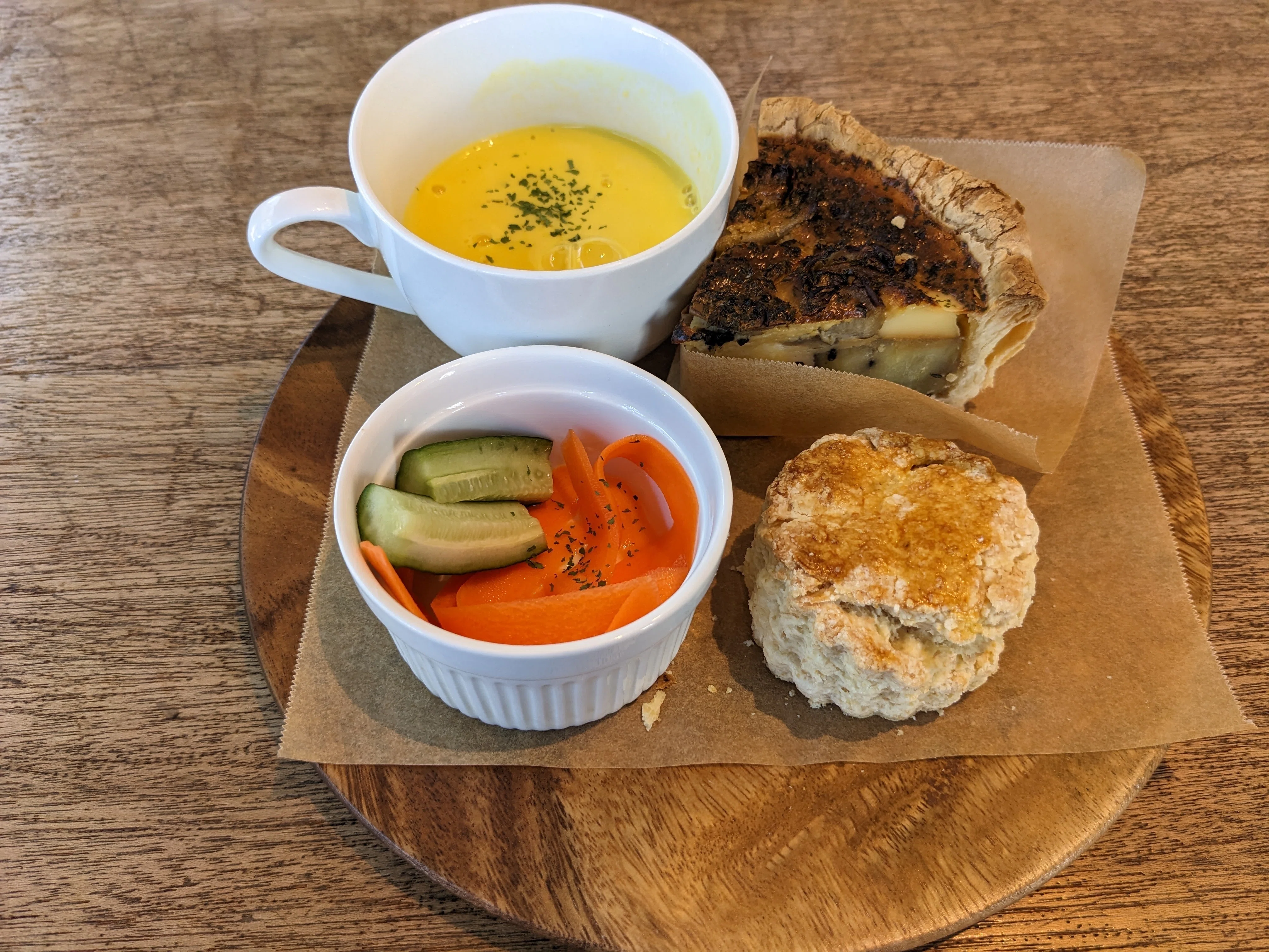 カフェ】フランスの路地裏にあるようなカフェをイメージした落ち着いた