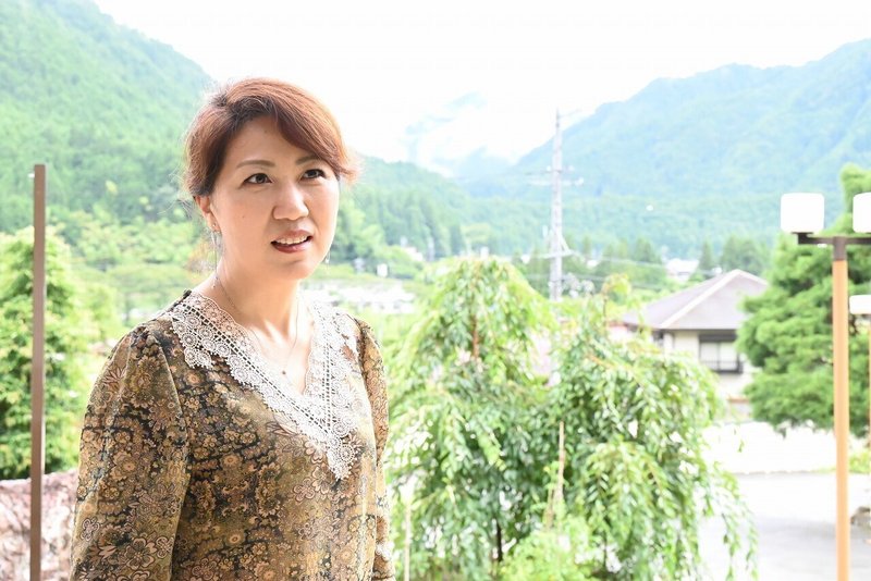 民泊前の霧が漂う山を見ながらの優子さんの画像