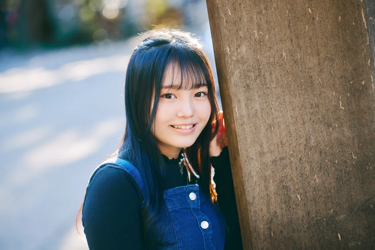 謎の17歳現役JKが“鈴原すず”としてデビュー！特技は百人一首、夢は 