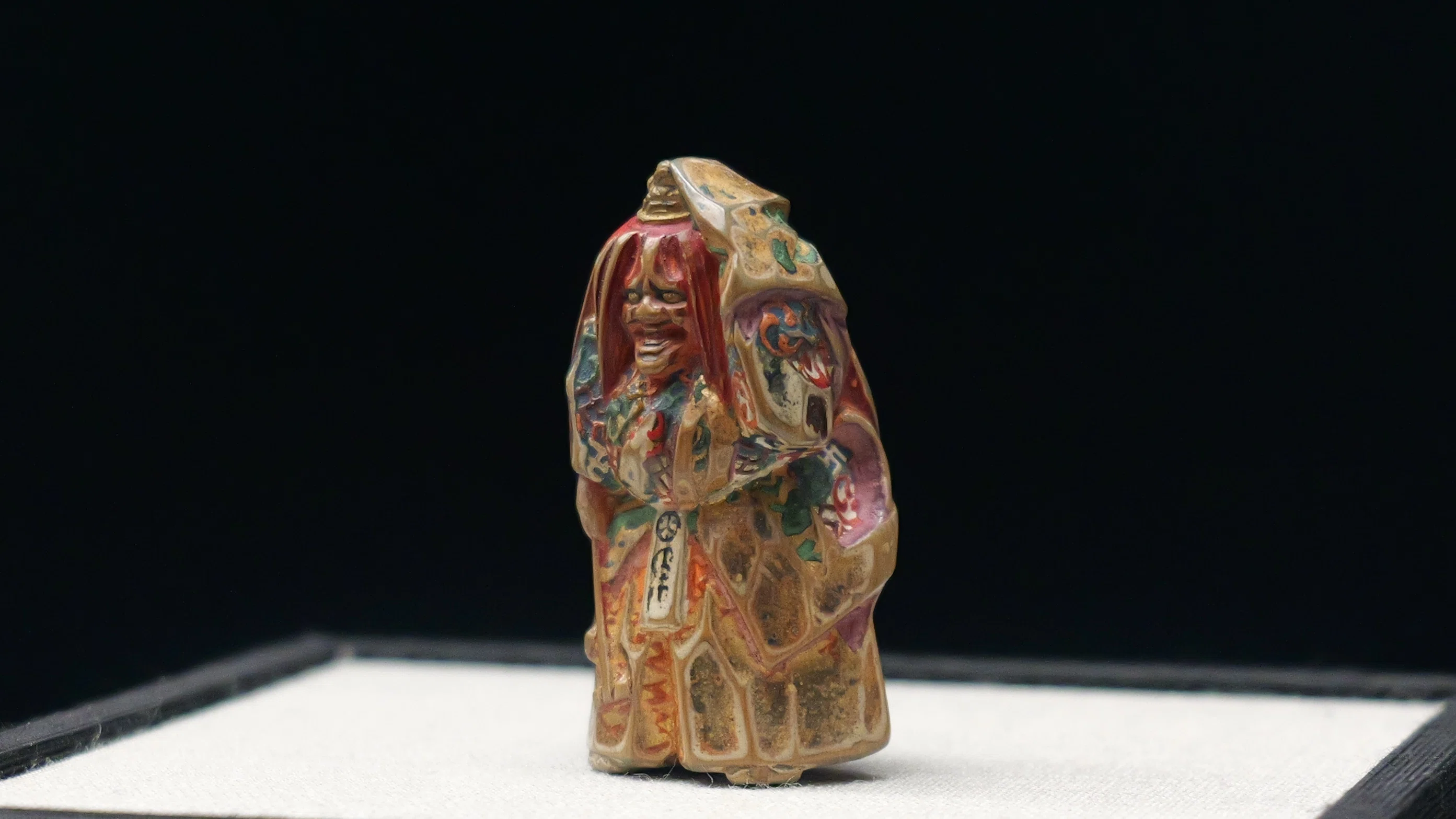 時代提物 超絶技巧根付 天然素材 在銘【茸と蝸牛】横幅約3.7cm 重さ約10ｇ 何度見ても、その超絶技巧に驚く「根付」コレクション @東京国立博物館