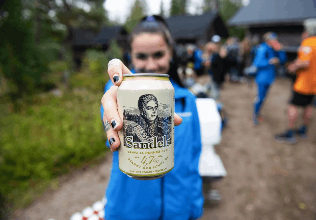 ゴール後のビール(Photo Credit: Racing The Planet)