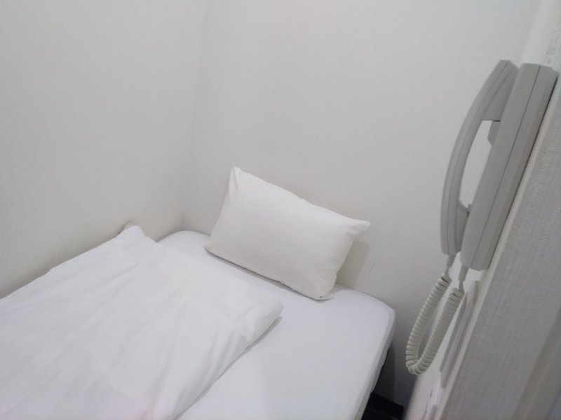 部屋はベッド＋トイレ🚽シャワーの簡素なもので１泊３５００円で駅から徒歩２分だったから泊まってみた。
