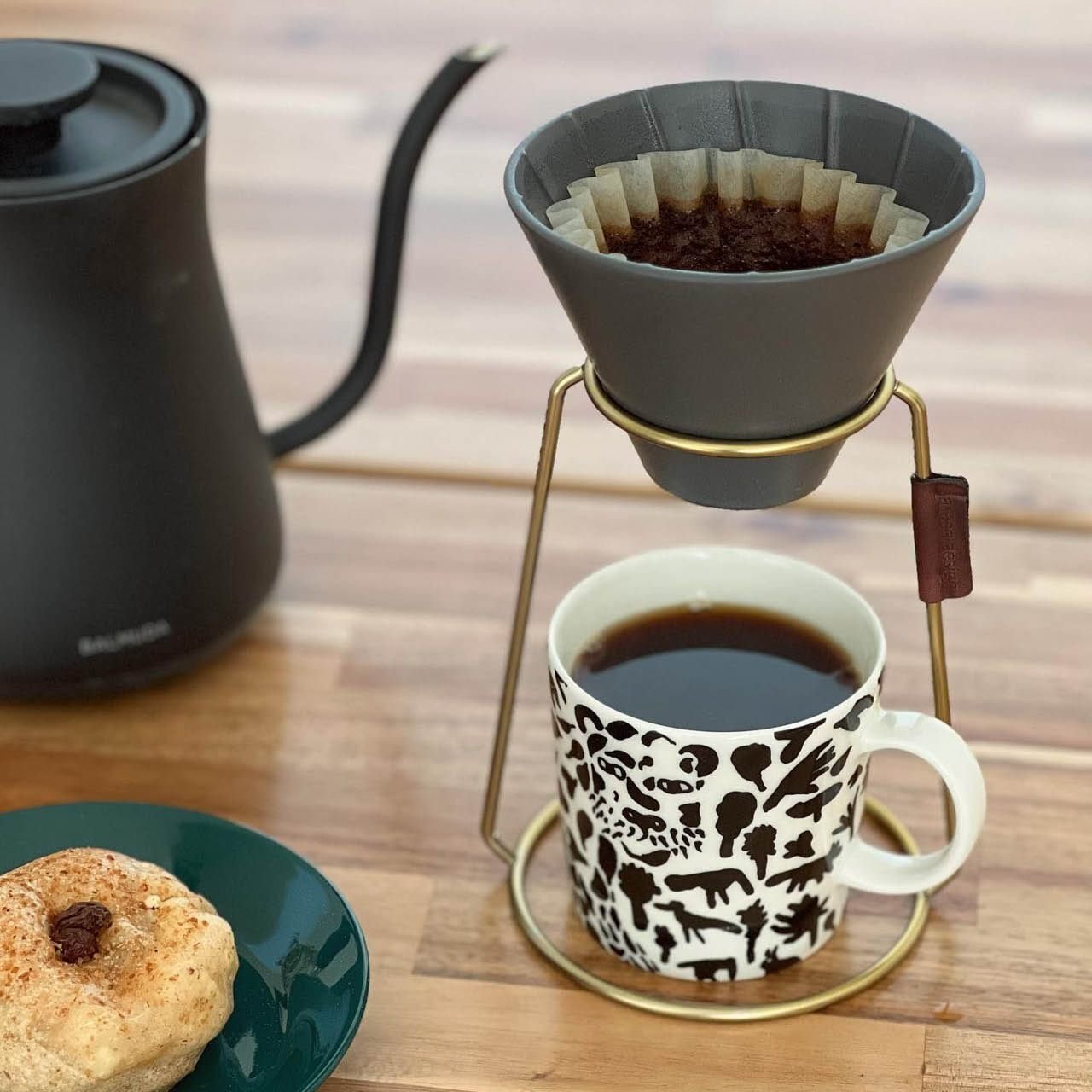ギフトにもおすすめ。ミニマルでおしゃれな磁器製コーヒーツール